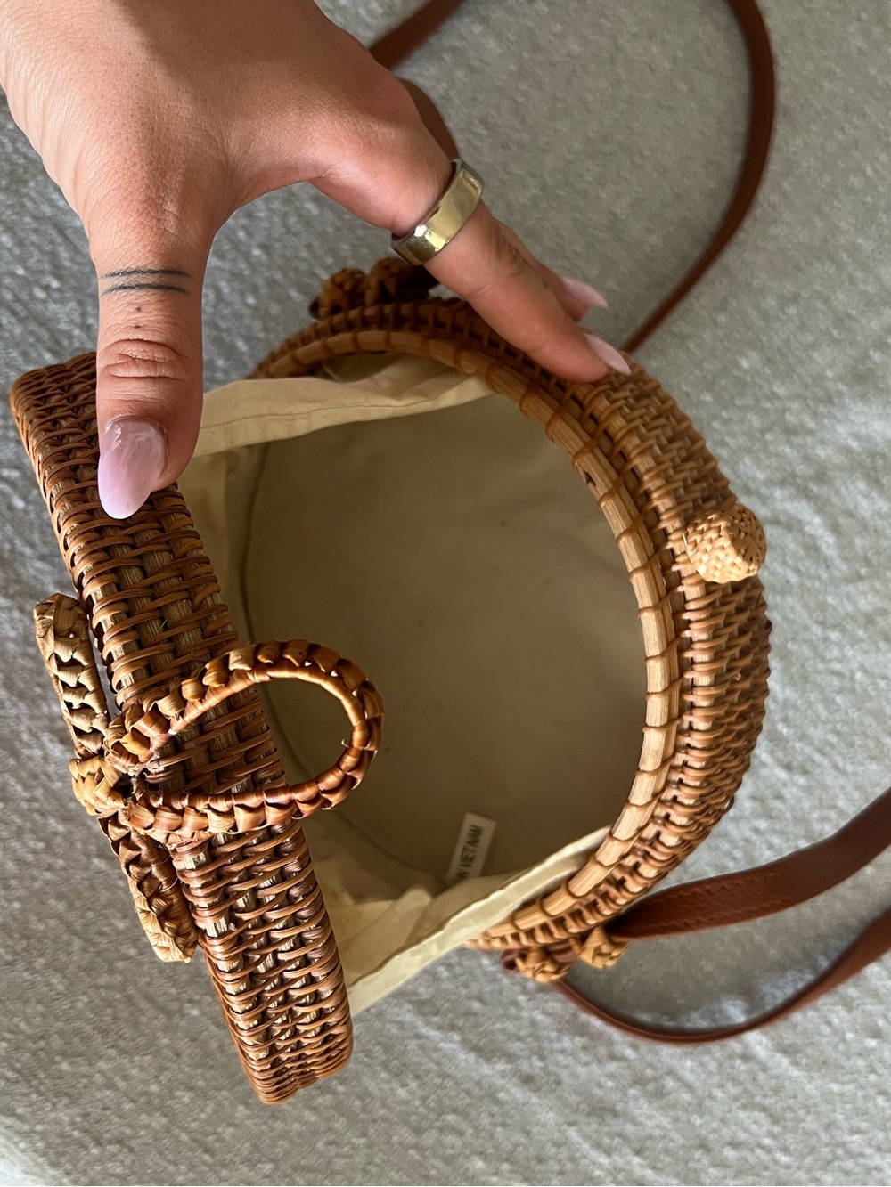 UNBRANDED • round rattan woven crossbody purse - Picture 3 of 9
